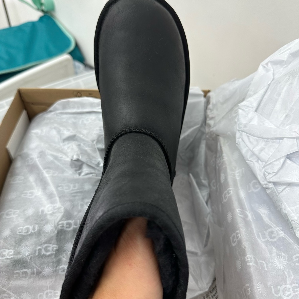 Authentic brand new Uggs. Short leather size 6